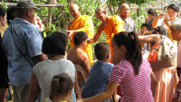 Les moines donnent le premier coup de ciseaux 