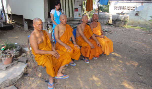 Les nouveaux moines devant leur demeure 