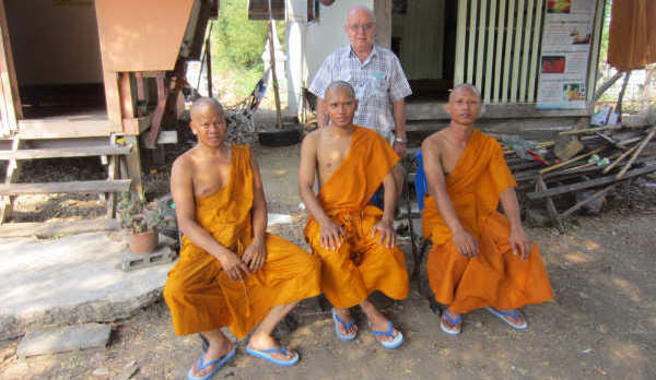 Les nouveaux moines devant leur demeure 